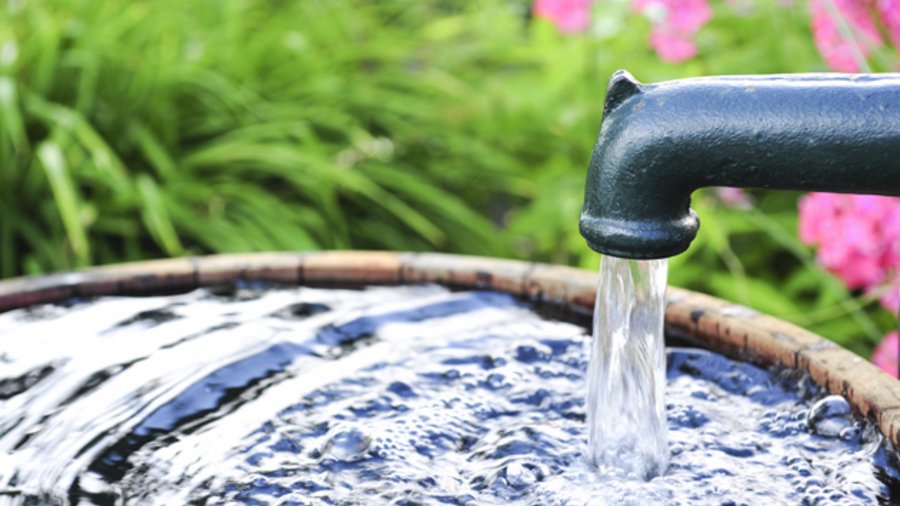 Wasserpumpe in Garten