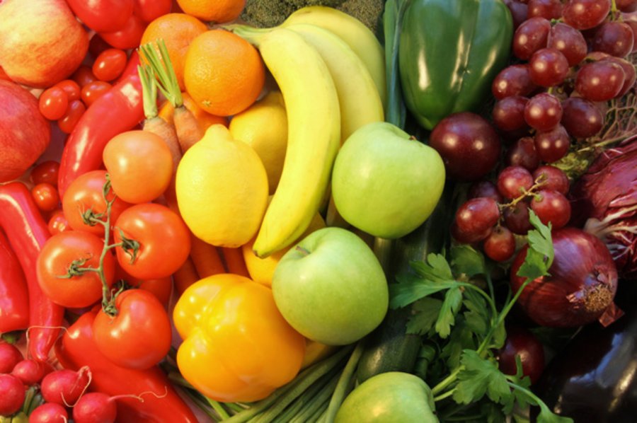 Obst und Gemüse, regenbogenfarbig angeordnet