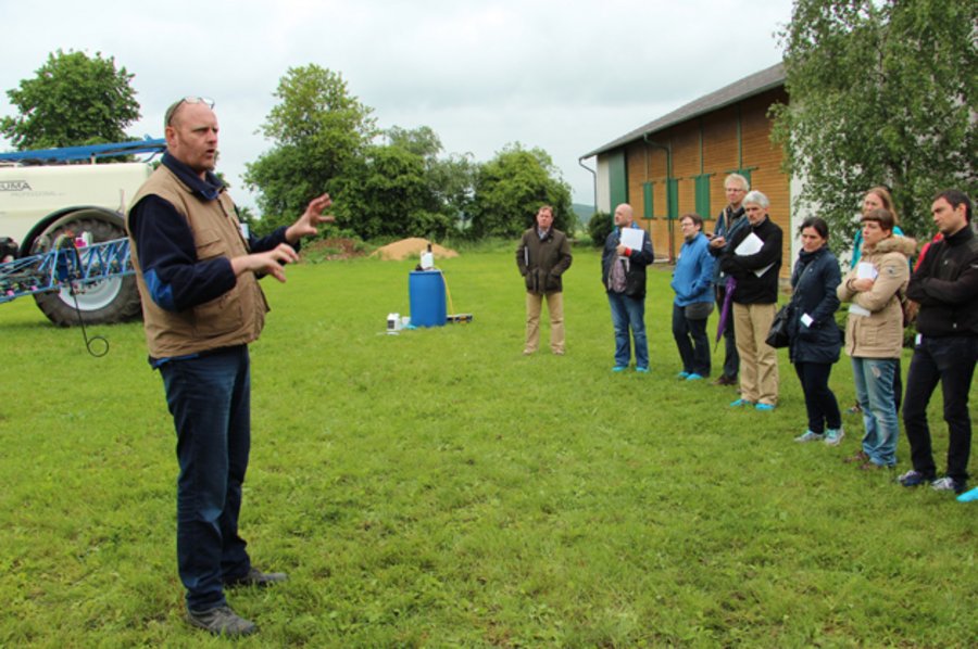 [Translate to Englisch:] Betriebsleiter Volker Scheidtweiler und Teilnehmerinnen und Teilnehmer des Workshops. © BLE 